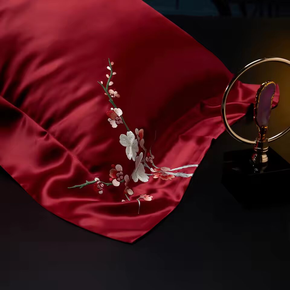 Taie d’oreiller luxe en soie 25 mommes – Broderie à la main Suzhou 🌸 Sakura Rouge – L’éveil du printemps
