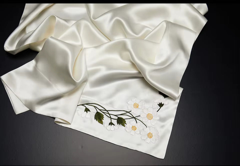 Taie d’oreiller luxe en soie 25 mommes – Broderie à la main Suzhou Petites Marguerites 🌼 Daisy Rêveuse – La douceur des prés