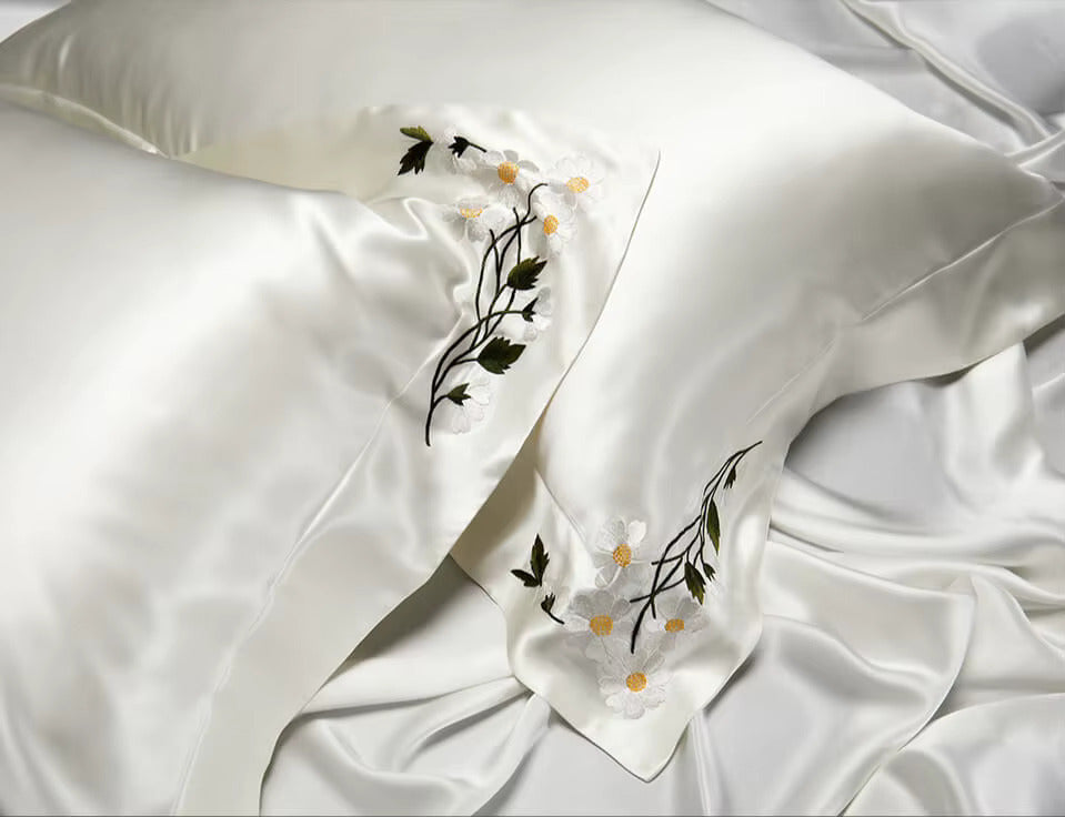 Taie d’oreiller luxe en soie 25 mommes – Broderie à la main Suzhou Petites Marguerites 🌼 Daisy Rêveuse – La douceur des prés