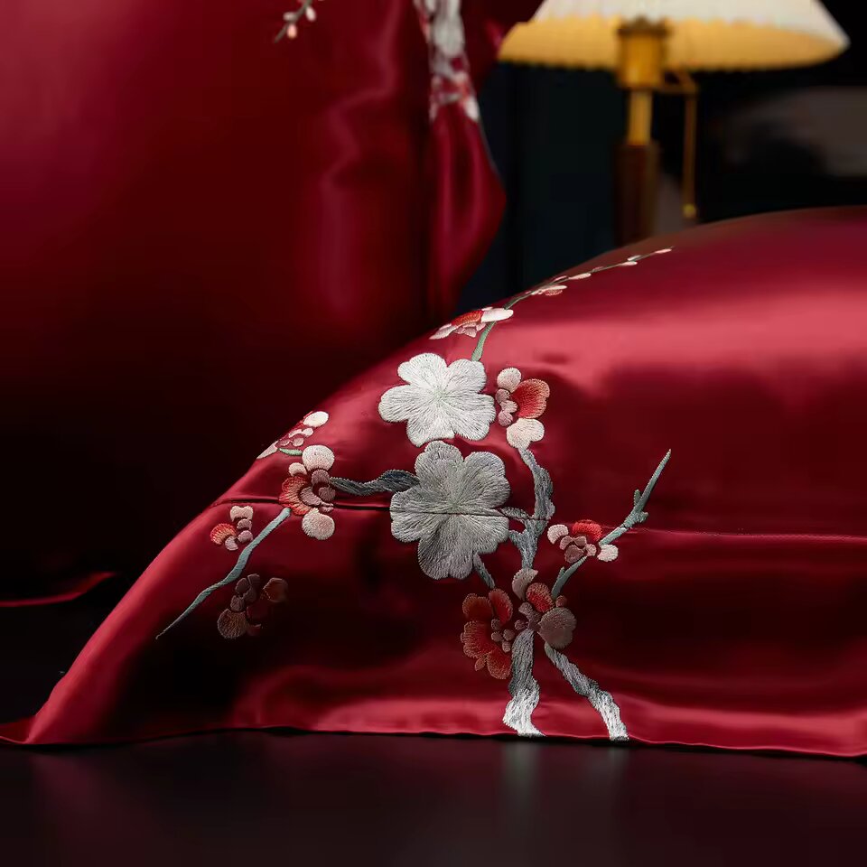 Taie d’oreiller luxe en soie 25 mommes – Broderie à la main Suzhou 🌸 Sakura Rouge – L’éveil du printemps