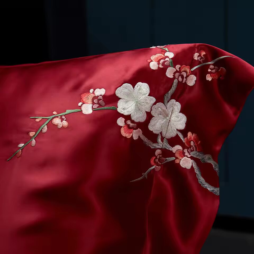 Taie d’oreiller luxe en soie 25 mommes – Broderie à la main Suzhou 🌸 Sakura Rouge – L’éveil du printemps