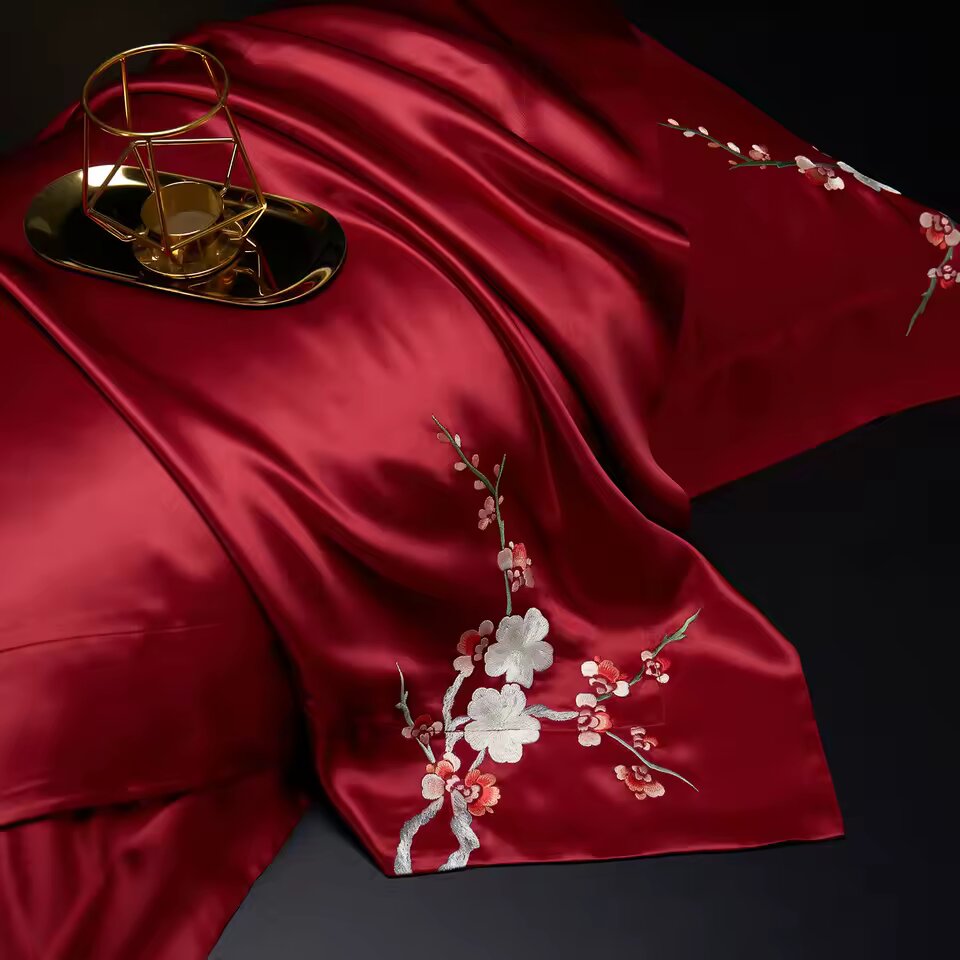 Taie d’oreiller luxe en soie 25 mommes – Broderie à la main Suzhou 🌸 Sakura Rouge – L’éveil du printemps