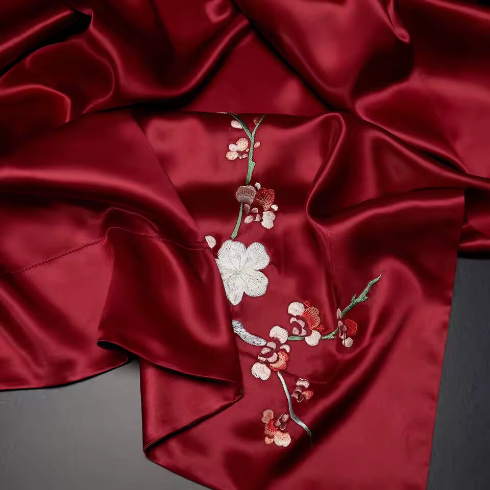 Taie d’oreiller luxe en soie 25 mommes – Broderie à la main Suzhou 🌸 Sakura Rouge – L’éveil du printemps