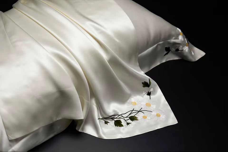 Taie d’oreiller luxe en soie 25 mommes – Broderie à la main Suzhou Petites Marguerites 🌼 Daisy Rêveuse – La douceur des prés