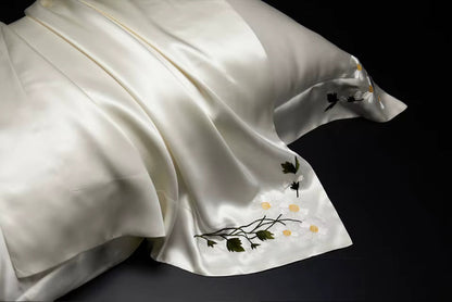 Taie d’oreiller luxe en soie 25 mommes – Broderie à la main Suzhou Petites Marguerites 🌼 Daisy Rêveuse – La douceur des prés
